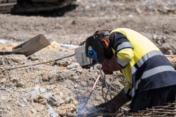 «Prefieren venir enfermos a perder dinero»: una administrativa sentencia el debate sobre el absentismo laboral