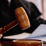 Despiden a un trabajador por no fichar durante una semana tras volver de vacaciones: 42.600 euros de indemnización