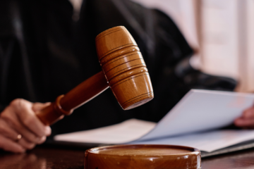 Despiden a un trabajador por no fichar durante una semana tras volver de vacaciones: 42.600 euros de indemnización