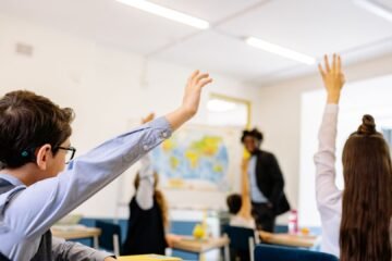 Un profesor de la ESO se puso a chatear en una web porno en mitad de una clase y con el proyector encendido: su despido es procedente aunque alegó antes el juez que pasó debido a un trastorno depresivo
