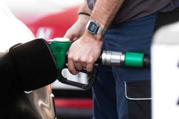 La gasolina y el diésel se encarecen desde hoy al reducirse la bonificación a los carburantes