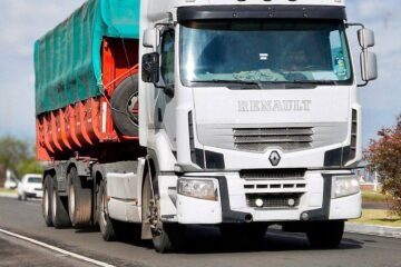 Miriam, camionera internacional, señala lo que debes aprender antes de empezar en el sector: “Es fundamental”