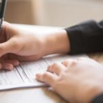 La falta de claridad y la necesidad de abrir una cuenta llevan a más de la mitad de los españoles a firmar condiciones bancarias que no entiende