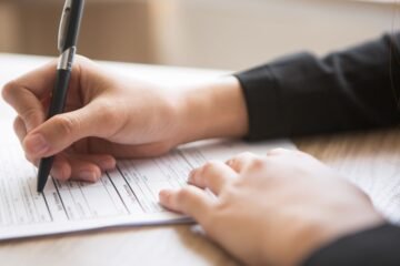 La falta de claridad y la necesidad de abrir una cuenta llevan a más de la mitad de los españoles a firmar condiciones bancarias que no entiende