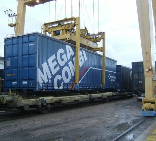 Competencia da tres meses a Adif para liberar vías en terminales de mercancías a los competidores de Renfe