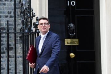 Burnham se estrena ante el Parlamento británico y promete “una política diferente”