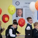 Más enseñanzas militares, propaganda y ofertas de alistamiento en el inicio del año escolar en Rusia