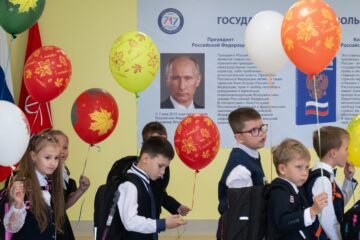 Más enseñanzas militares, propaganda y ofertas de alistamiento en el inicio del año escolar en Rusia