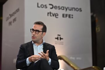 Carlos Cuerpo avanza que la economía española creció un 0,6% en el tercer trimestre, una décima menos