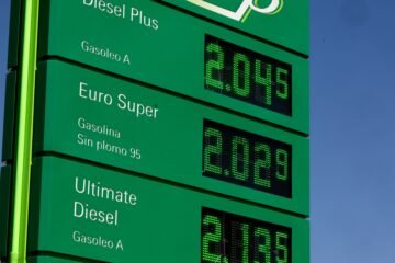¿Por qué sigue subiendo el precio de la gasolina y el diésel en España pese a los descuentos del Gobierno? Un experto responde