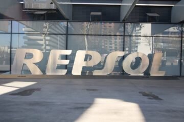 Repsol firma con los sindicatos un nuevo marco laboral que garantiza la actualización salarial según el IPC real