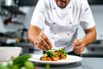 Un cocinero es despedido por el cierre del bar sin previo aviso: la Justicia le da la razón y declara improcedente
