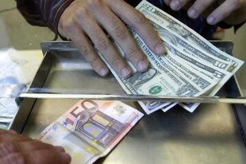 Javier Linares, asesor financiero: «La divisa se está devaluando, el euro o el dólar compran un 40% menos que hace 10 años»