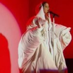 Rosalía deslumbra en ‘Saturday Night Live’ con una actuación de puntillas y otra bajo la lluvia