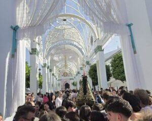Los jóvenes de la Hermandad del Rocío de Ceuta protagonizan un emotivo momento en Almonte