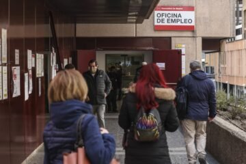 El desempleo sube en casi 100.000 personas en el verano y la tasa de paro vuelve al doble dígito: del 9,87% al 10,18%