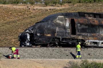 La línea de alta velocidad Madrid-Barcelona recuperará la circulación por ambas vías este lunes tras la retirada del tren incendiado